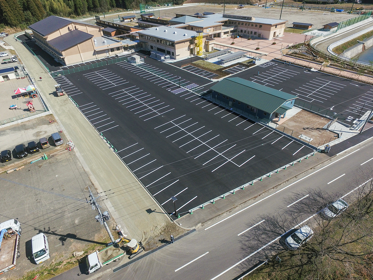 東郷学園義務教育学校臨時駐車場舗装工事