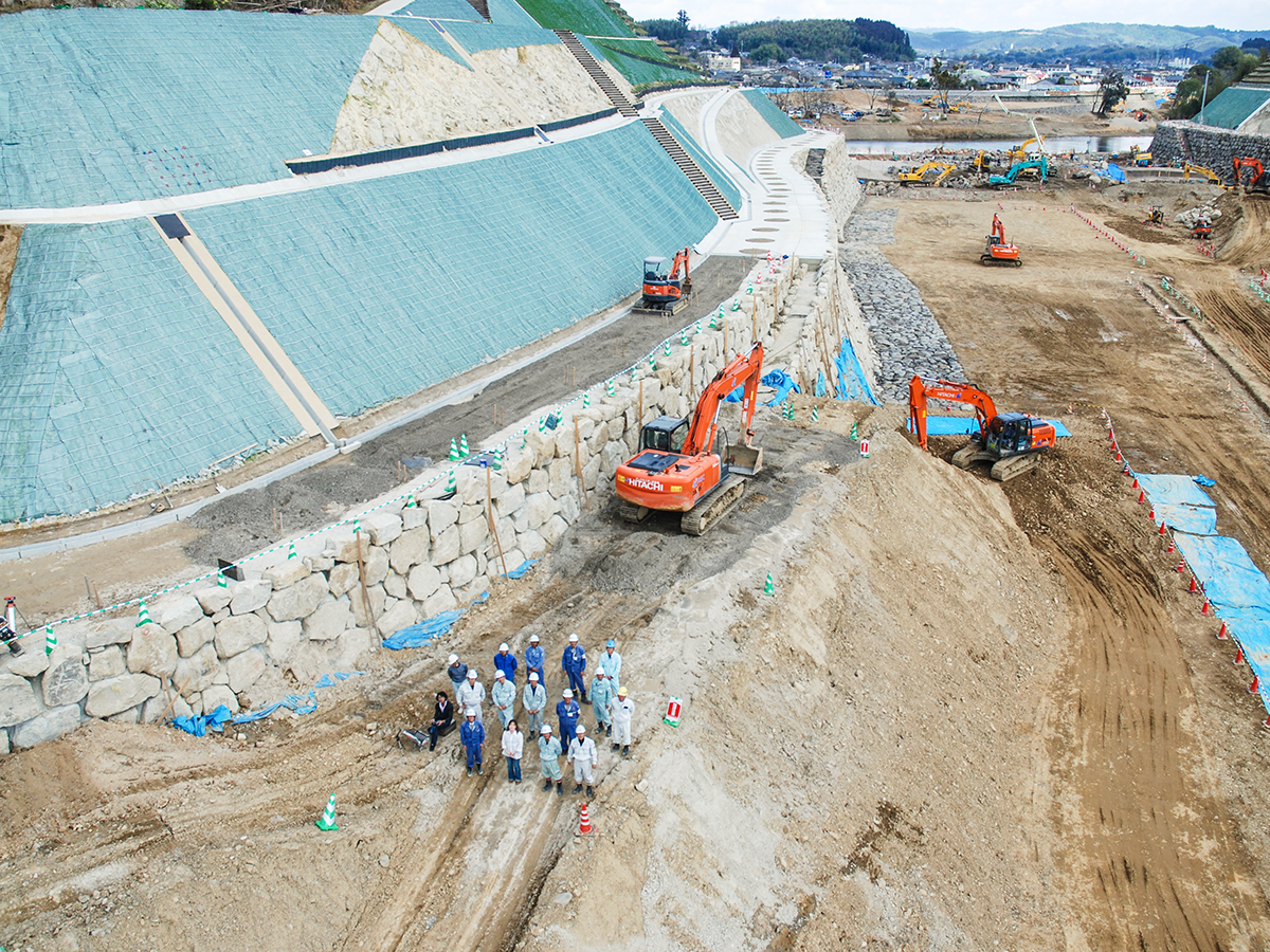 推込分水路下流部右岸二次掘削工事